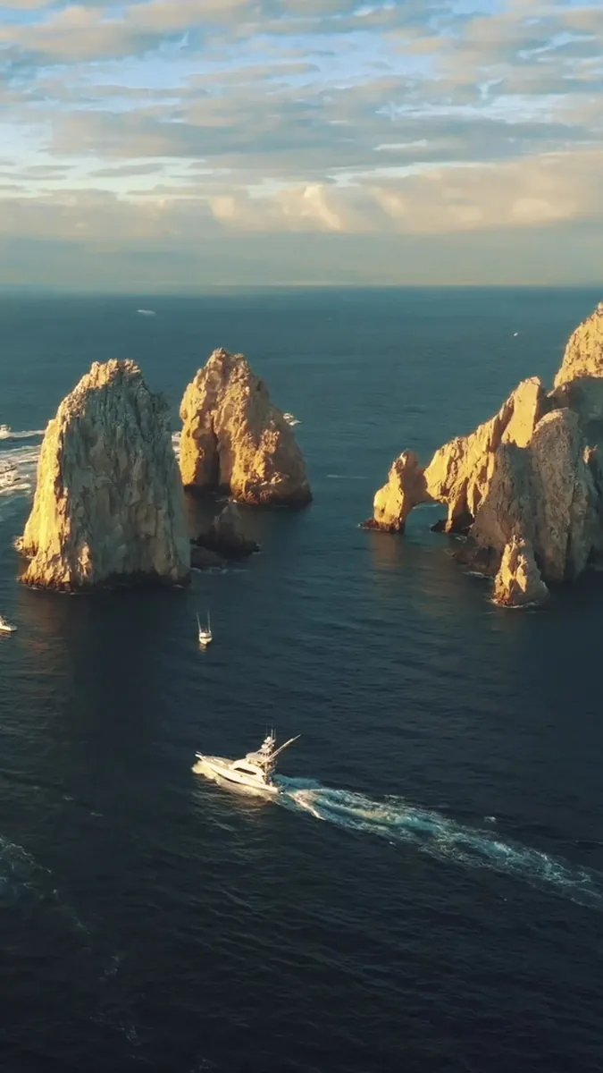 Vista aérea del Arco en Land's End y una embarcación saliendo de Cabo San Lucas