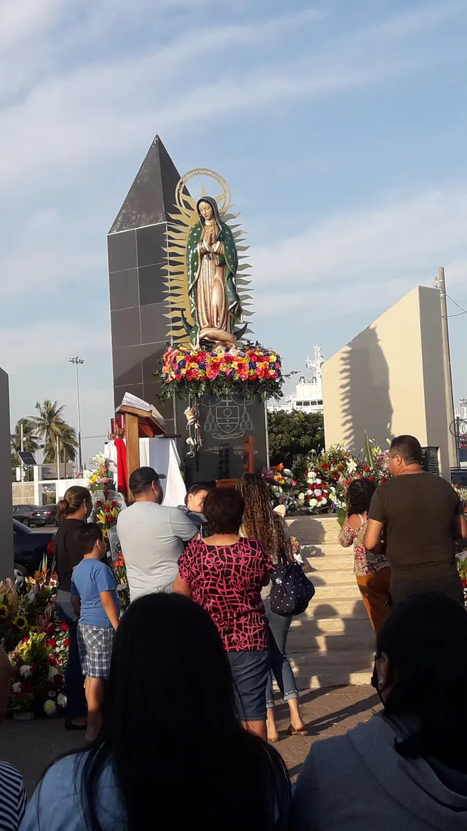 Procesión del 12 de diciembre con la imagen de Nuestra Señora de Guadalupe