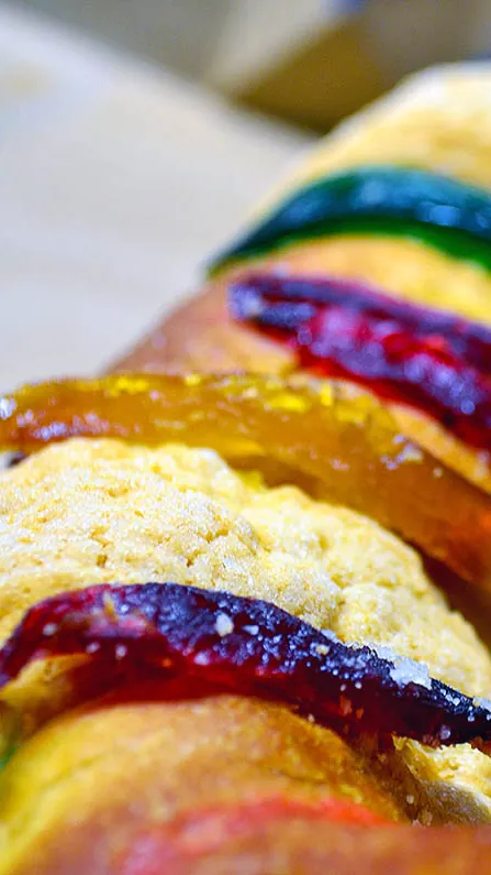 Rosca de Reyes decorada con ate y fruta cristalizada