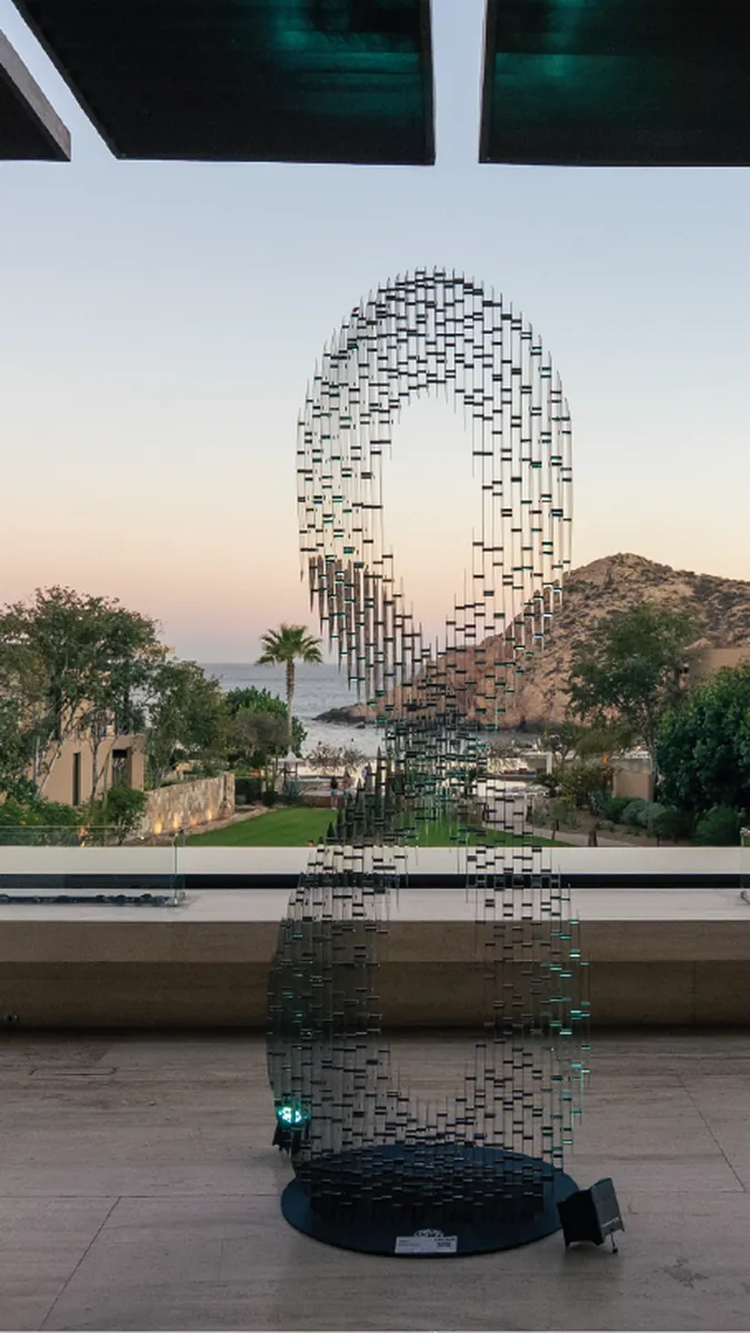 Escultura calada al atardecer en la feria ABC Art Baja
