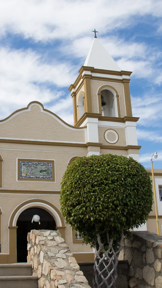 La iglesia de la misión de San José del Cabo Añuití frente a la plaza