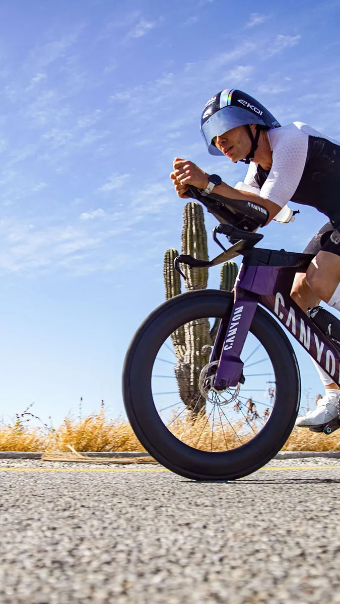 Triatleta en bicicleta de contrarreloj en el IRONMAN 70.3 Los Cabos