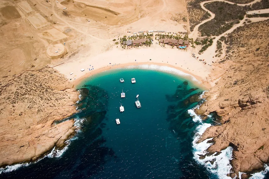La Bahía Santa María desde el aire, una caleta en forma de herradura con lanchas fondeadas en agua clara