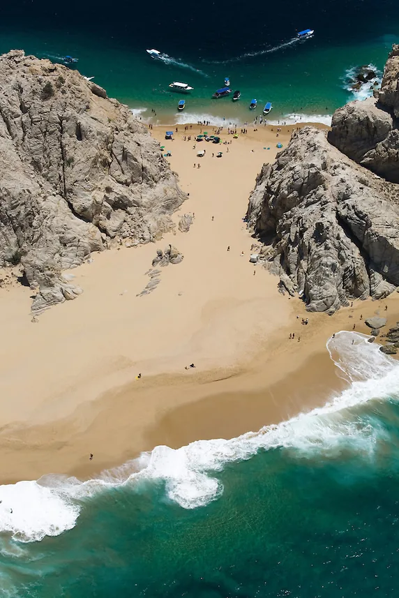 La Playa del Divorcio vista desde arriba, entre las rocas de granito del Finisterra