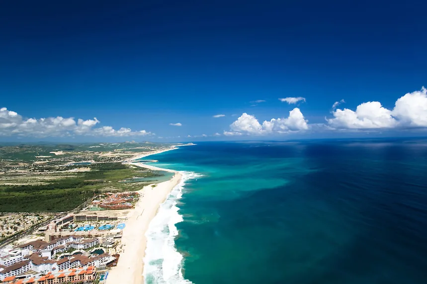 Vista aérea de Playa Hotelera y la zona hotelera de San José del Cabo frente al Mar de Cortés
