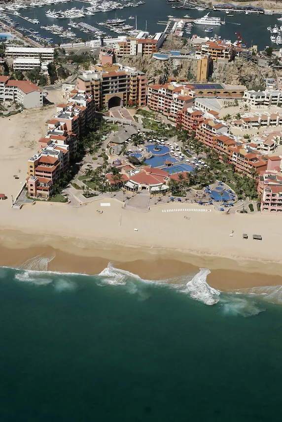 Playa Solmar desde el aire, una larga playa del Pacífico frente a los hoteles del lado oeste de Cabo San Lucas